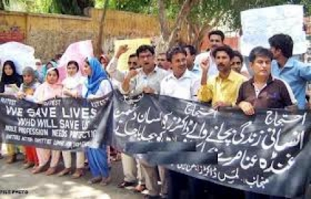 ڈاکٹر محمد سعید خان کی عدم بازیابی کی سزا مریضوں کو دی جا رہی ہے،لواحقین