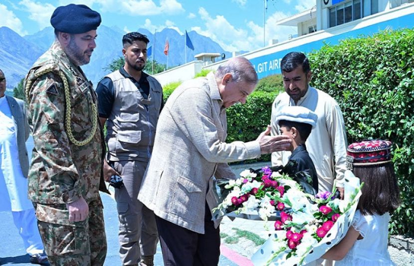 وزیراعظم شہباز شریف سیلاب متاثرین کی دل جوئی کے لیے گلگت بلتستان پہنچ گئے۔