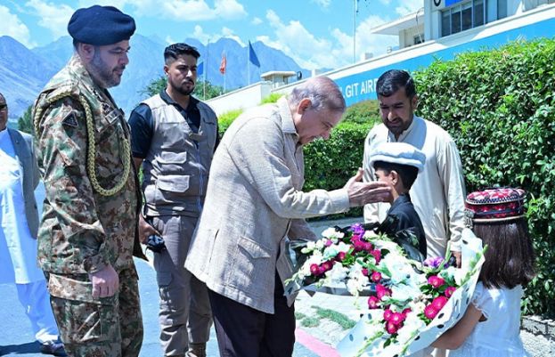 وزیراعظم شہباز شریف سیلاب متاثرین کی دل جوئی کے لیے گلگت بلتستان پہنچ گئے۔