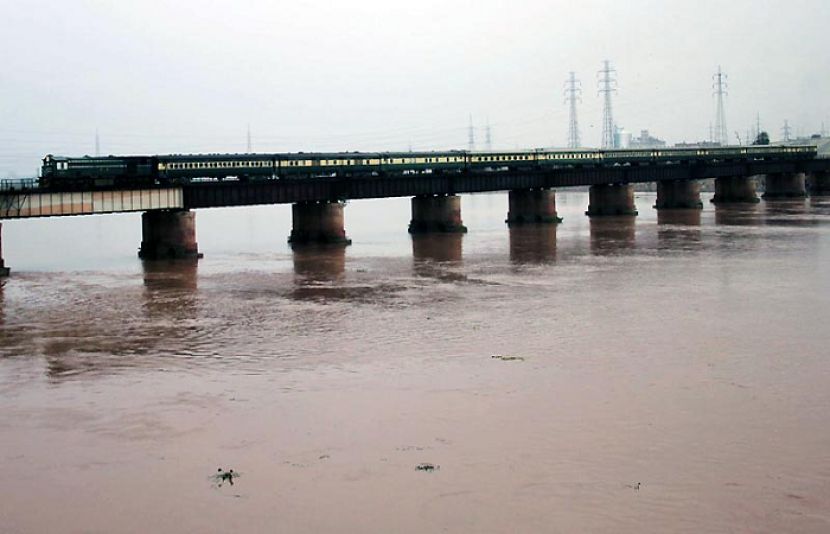 دریاؤں میں انتہائی اونچے درجے کے سیلاب کا الرٹ جاری، شدید بارشوں کی بھی پیشگوئی