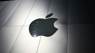 ایپل کے نقلی چارجر کے بدلے اصل چارجر