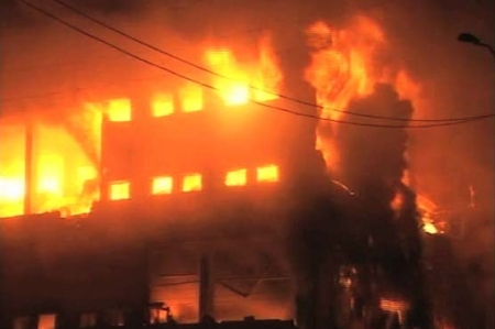 کراچی: کیمیکل فیکٹری میں آگ لگنے سے عمارت کا 60 فیصد حصہ گر گیا