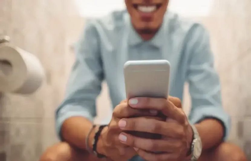 ٹوائلٹ سیٹ پر زیادہ دیر بیٹھے رہنے سے بواسیر کا خطرہ بڑجایا یے