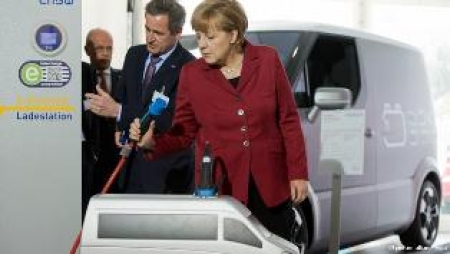 برقی کاروں کا ہدف حاصل کر لیں گے: انگیلا میرکل