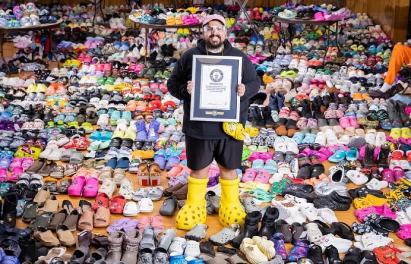 ڈوگی لش کے پاس کروکس نامی ربڑ کی چپلوں کے 3 ہزار 803 جوڑے موجود ہیں