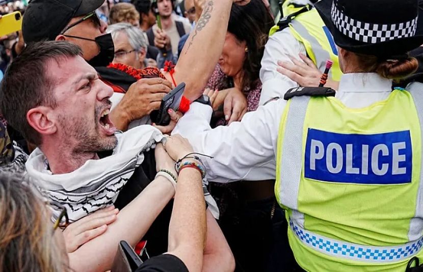 لندن پولیس نے فلسطین کی حمایت میں مظاہرے کے دوران تقریباً 900 افراد کو گرفتار کر لیا