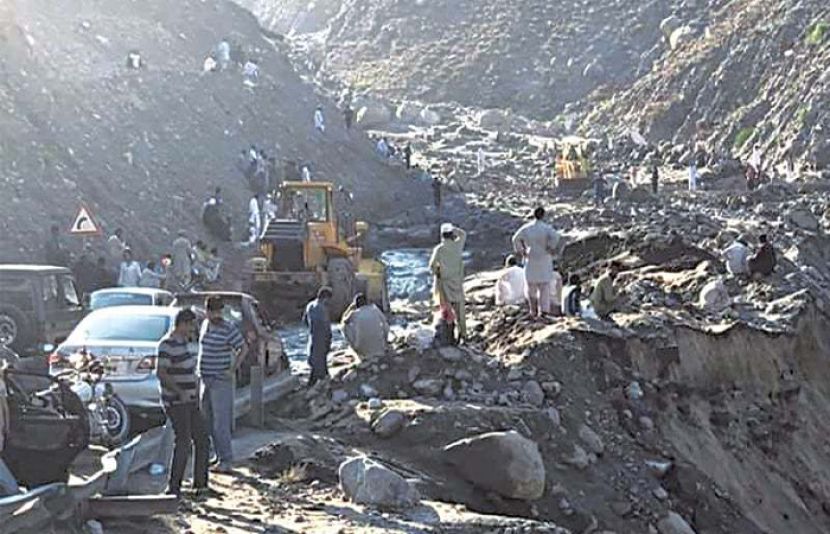 لینڈ سلائیڈنگ سے شاہراہ قراقرم مکمل طور پر بند