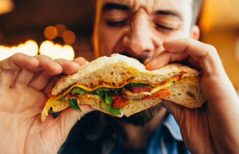 طبی ماہرین کے مطابق کھانا ہمیشہ آہستہ اور اچھی طرح چبا کر کھانا چاہیے