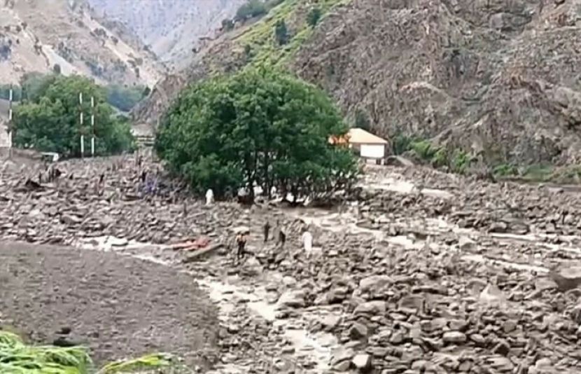 گلگت بلتستان: سیلاب سے سیاحوں کی 8 گاڑیاں بہہ گئیں، 3 جاں بحق، 15 لاپتا