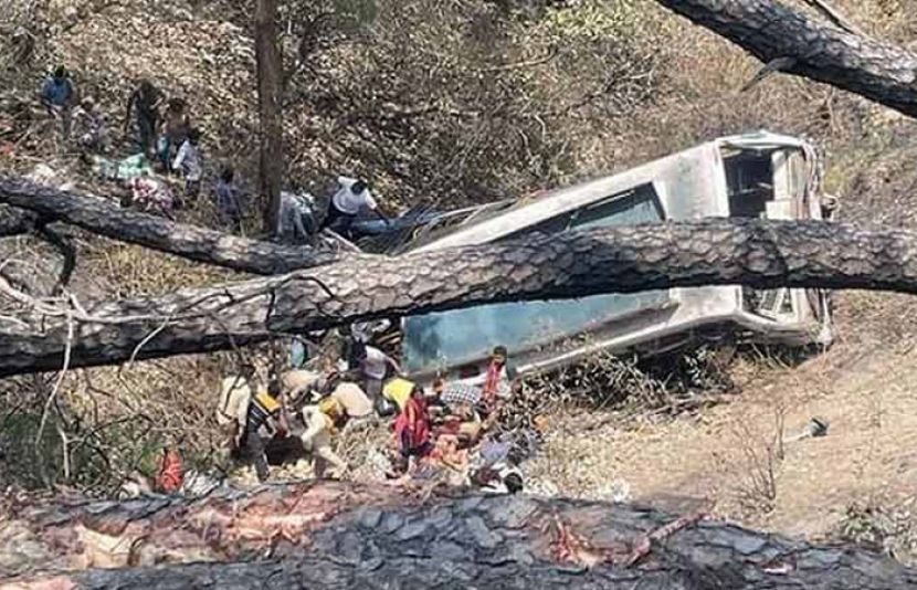 مظفر آباد ، باراتیوں کی گاڑی کھائی میں جا گری ، 4 جاں بحق ، 9 زخمی