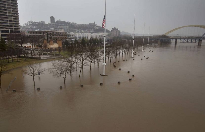 امریکا کی ریاست ویسٹ ورجینیا کے علاقوں میں شدید بارشوں کے بعد سیلاب سے 5 افراد ہلاک جبکہ 3 افراد لاپتہ ہو گئے۔