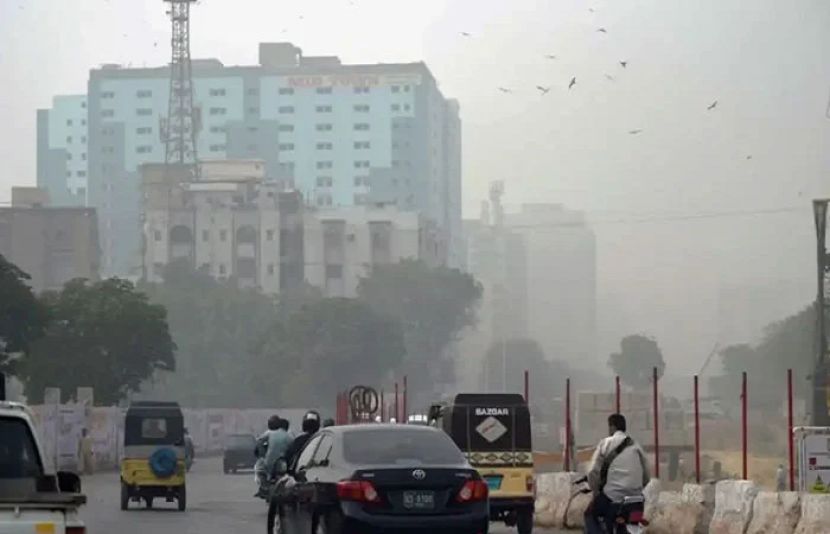 شہر قائد میں سمندری ہوائیں بحال ہو گئی ہیں جب کہ گزشتہ روز کی طرح آج بھی ہلکی و درمیانی شدت کی بارش کا امکان ہے۔