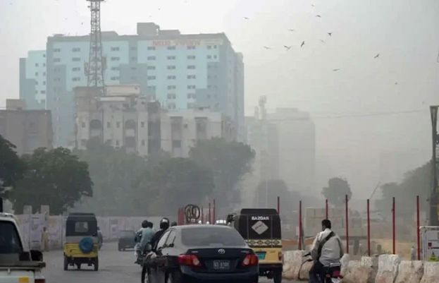 شہر قائد میں سمندری ہوائیں بحال ہو گئی ہیں جب کہ گزشتہ روز کی طرح آج بھی ہلکی و درمیانی شدت کی بارش کا امکان ہے۔