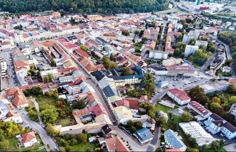 یہ یورپ کے بہترین عجائبات میں سے ایک ہے کیونکہ اس کے مضافات فرانس اور جرمنی دونوں تک پھیلے ہوئے ہیں۔