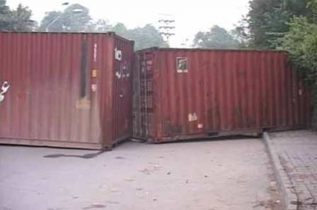 لاہور: امریکی قونصلیٹ کا راستہ کنٹینر لگا کر بند کردیا گیا