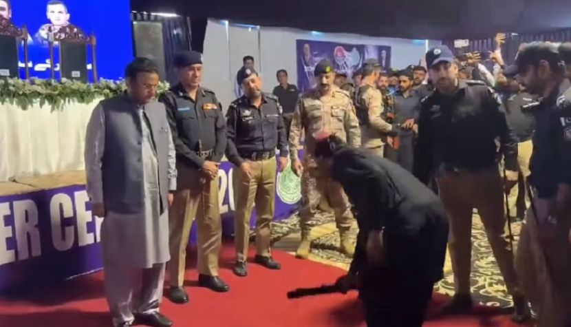 کچے کے 72 ڈاکوؤں کی سندھ پولیس کے سامنے سرنڈر