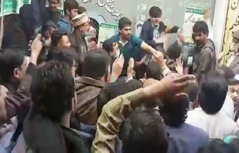 حیدرآباد کے 2 پولنگ اسٹیشنز میدان جنگ بن گئے