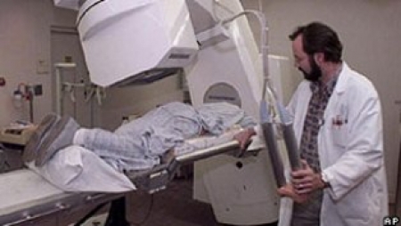 کینسر کے علاج کے لیے رئیڈیشن کا طریقہ کار استعمال کیا جاتا ہے۔