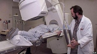 کینسر کے علاج کے لیے رئیڈیشن کا طریقہ کار استعمال کیا جاتا ہے۔