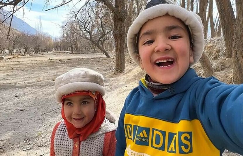 گلگت بلتستان کے چھوٹے سے قصبے سے تعلق رکھنے والے ننھے ولاگر شیراز اور اس کی بہن مسکان