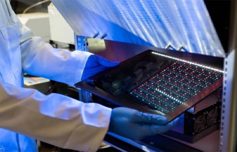 جدید جنریشن کے پیرووسکائٹ سولر سیلز کا استعمال کرتے ہوئے کمرے کے اندر موجود روشنی سے توانائی کی پیداوار کا نیا ریکارڈ بنا دیا