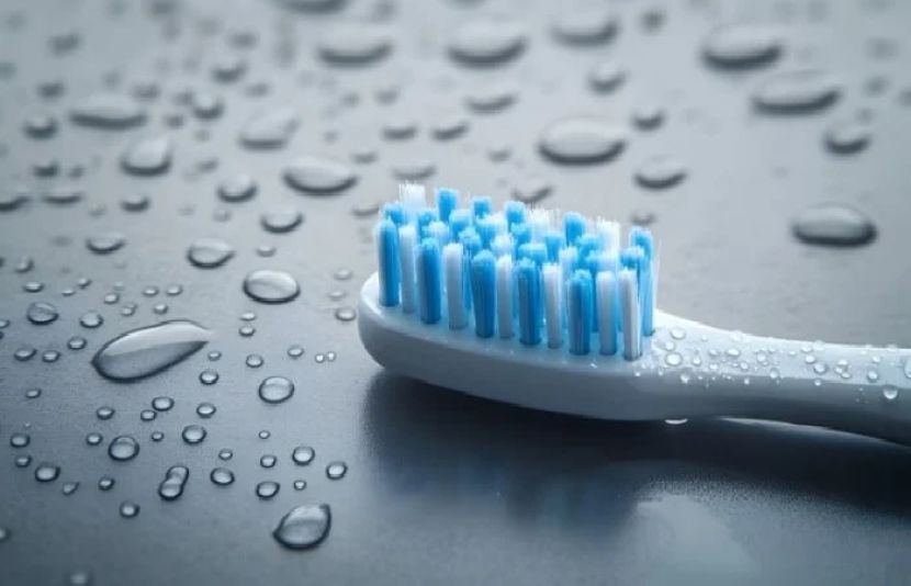 نیلے ریشے اس بات کی نشاندہی کرتے ہیں کہ کب آپ کو اپنا ٹوتھ برش تبدیل کرلینا چاہیے
