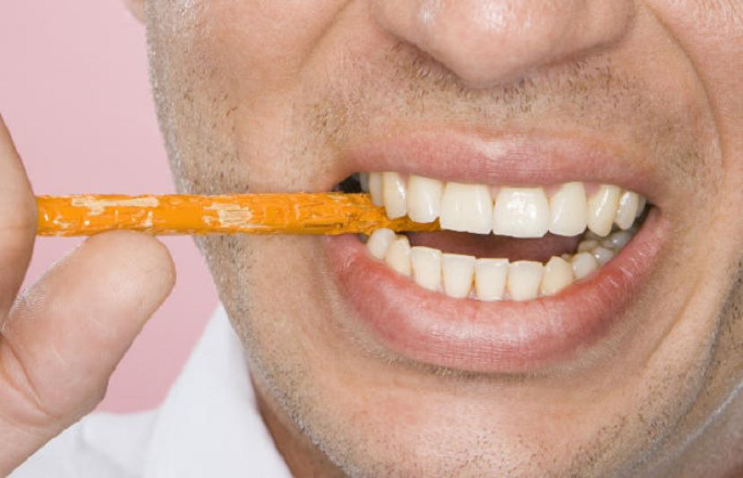 لکڑی کی اسٹک چبانے کا حیرت انگیز فائدہ