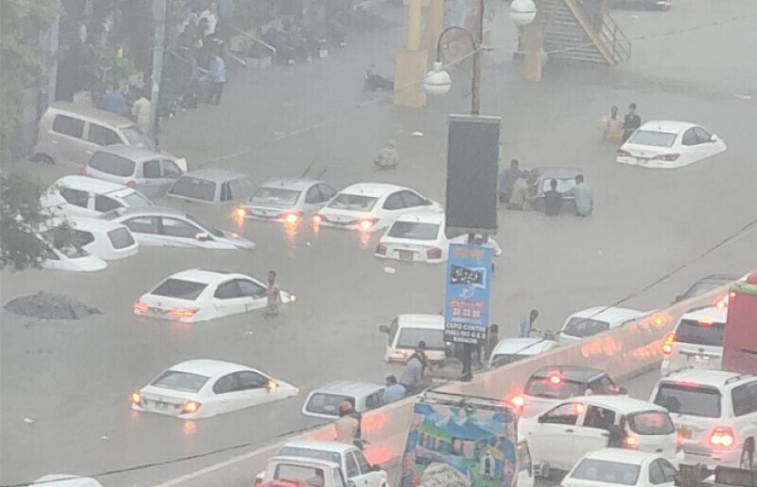 موسلادھار بارش نےکراچی کو ڈبو دیا اور اربن فلڈنگ کی صورتحال پیدا کردی۔