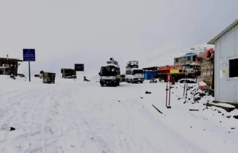 بابو سر ٹاپ اور بٹہ کنڈی میں شدید برف باری کے باعث راستوں کو بند کر دیا گیا۔