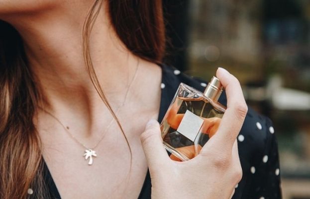 پرفیوم کی مہک کو دیر تک برقرار رکھنے کے لیے ذرا زیادہ محنت کی ضرورت ہوتی ہے