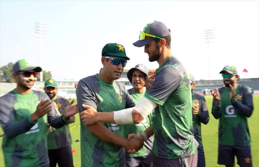 فاسٹ بولر شاہین شاہ آفریدی نے 38 سالہ اسپنر آصف آفریدی کو ان کی پہلی ٹیسٹ کیپ پیش کی