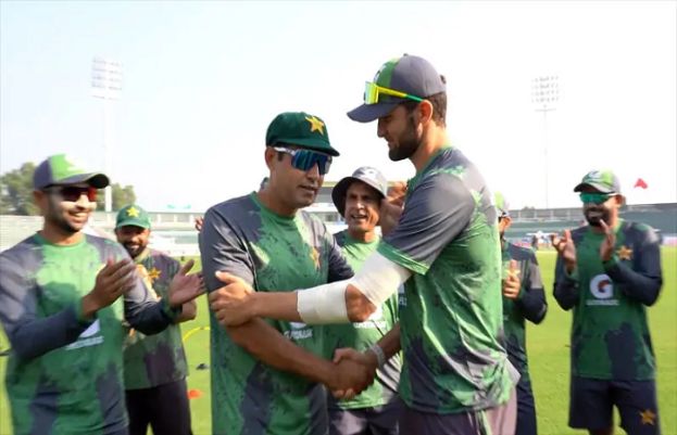 فاسٹ بولر شاہین شاہ آفریدی نے 38 سالہ اسپنر آصف آفریدی کو ان کی پہلی ٹیسٹ کیپ پیش کی