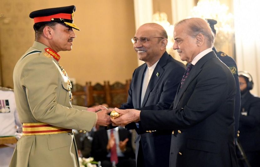 صدر اور وزیراعظم سید عاصم منیرکو ’بیٹن آف فیلڈ مارشل ‘ سے نواز رہے ہیں