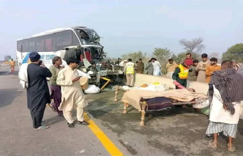 موٹروے ایم تھری میں بس اور ٹرالر کا تصادم۔