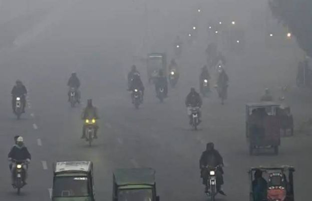 لاہور میں بڑھتی اسموگ کے پیش نظر شہریوں کو غیر ضروری طور پر گھروں سے باہر نہ نکلنے کی ہدایت جاری کر دی گئی ہے