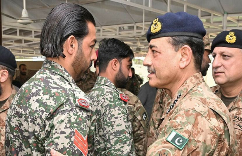 آرمی چیف نے سرحد پر تعینات افسروں اور جوانوں کے ساتھ عید منائی