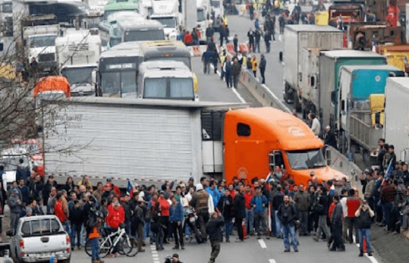 کولمبیا کی حکومت کی جانب سے ملک میں ڈیزل کی قیمتوں میں 20 اضافے کا اعلان کردیا ہے، جس کے بعد ٹرک ڈرائیورز سڑکوں پر نکل آئے