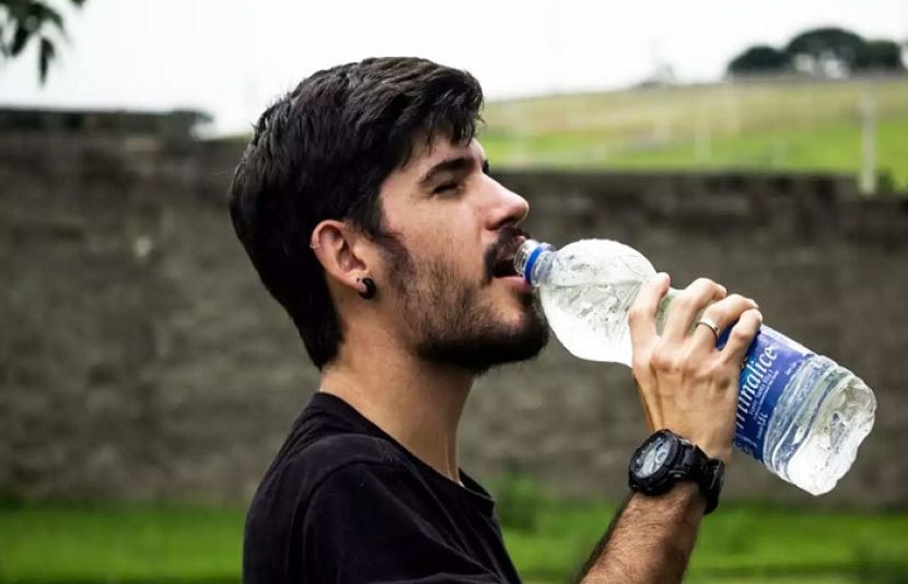 پلاسٹک کی بوتل سے پانی پینے کے اثرات جانیں اور اپنی صحت کو محفوظ بنائیں
