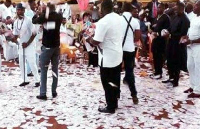 پاکستان کی نامور شخصیات عاطف اسلم اور وزیر اعلیٰ پنجاب مریم نواز کے صاحبزادے جنید صفدر کی شادی میں فوٹوگرافی کرنے والے مشہور فوٹوگرافر عرفان احسن نے شادیوں میں اڑائے جانے والے لاکھوں روپوں اور ڈالرز کی حقیقت سے پردہ اٹھادیا۔