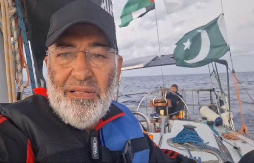 پاکستان کی وزارتِ خارجہ عمان میں اپنے سفارتخانے کے ذریعے سابق سینیٹر مشتاق احمد خان کے محفوظ انخلا کو یقینی بنانے کے لیے دن رات کام کر رہی ہے