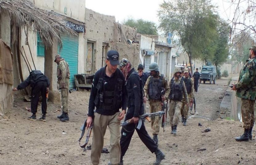 بنوں میں دہشتگردوں کے حملے میں ایس ایچ او اور کانسٹیبل زخمی ہو گئے۔ بنوں میں نامعلوم دہشت گردوں کی گاڑی پر فائرنگ کے نتیجے میں ایس ایچ او وسیم سجاد اور گن مین کانسٹیبل حیات شدید زخمی ہوگئے