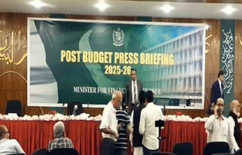 وفاقی بجٹ 2025-26 کی تفصیلات پیش کرنے کے لیے وفاقی وزیر خزانہ محمد اورنگزیب کی جانب سے بلائی گئی پوسٹ بجٹ پریس کانفرنس اس وقت کشیدگی کا شکار ہو گئی. جب صحافیوں نے شدید احتجاج کرتے ہوئے کانفرنس سے واک آؤٹ کر دیا۔