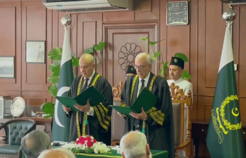 جسٹس منصور علی شاہ نے قائم مقام چیف جسٹس کے عہدے کا حلف اٹھا لیا