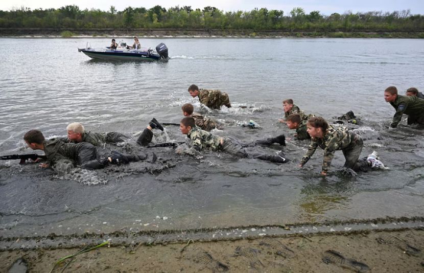 روس میں اسکول کے بچوں کو فوجی تربیت کی مشق کرائی گئی