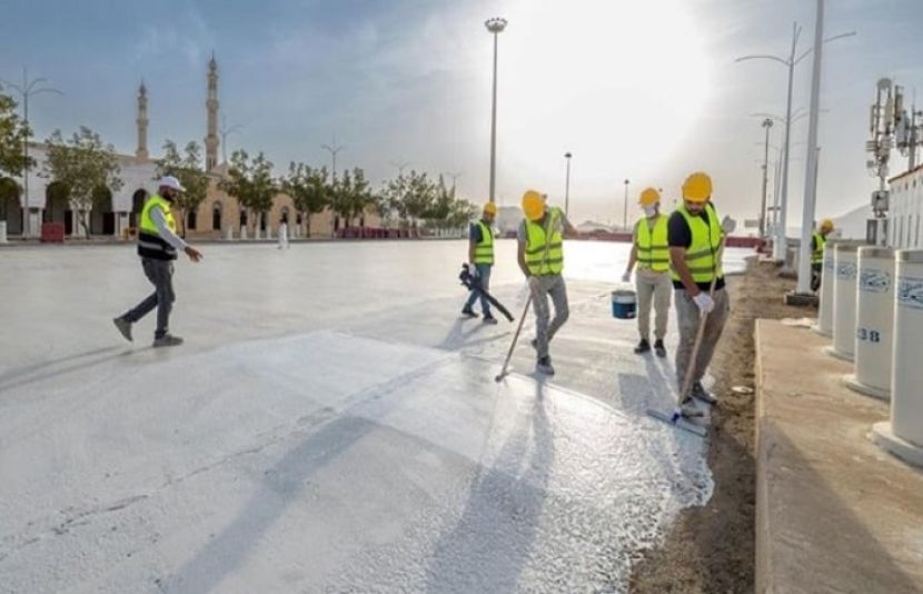 سعودی عرب میں عازمینِ حج کی سہولت کے لیے عرفات کے علاقے میں سڑکوں پر سفید رنگ کر دیا گیا