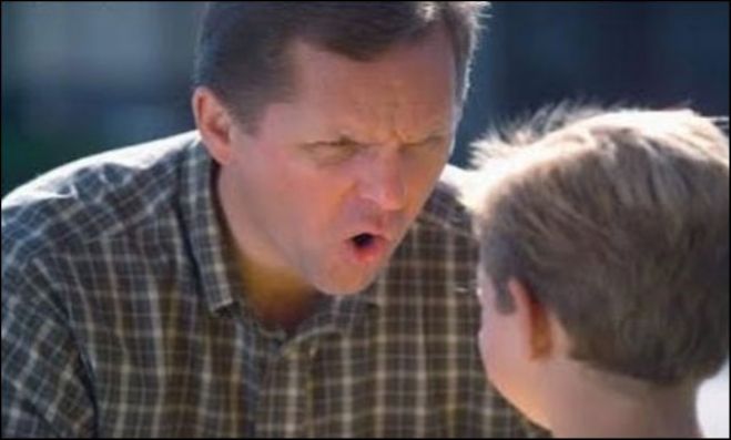 بچوں کو ڈانٹنا اور ان پرچلانا