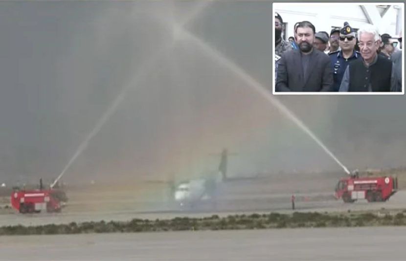 وزیر خواجہ آصف نے گوادر ایئر پورٹ کا افتتاح کر دیا جبکہ پہلی پرواز کو آمد پر واٹر سلیوٹ پیش کیا گیا۔