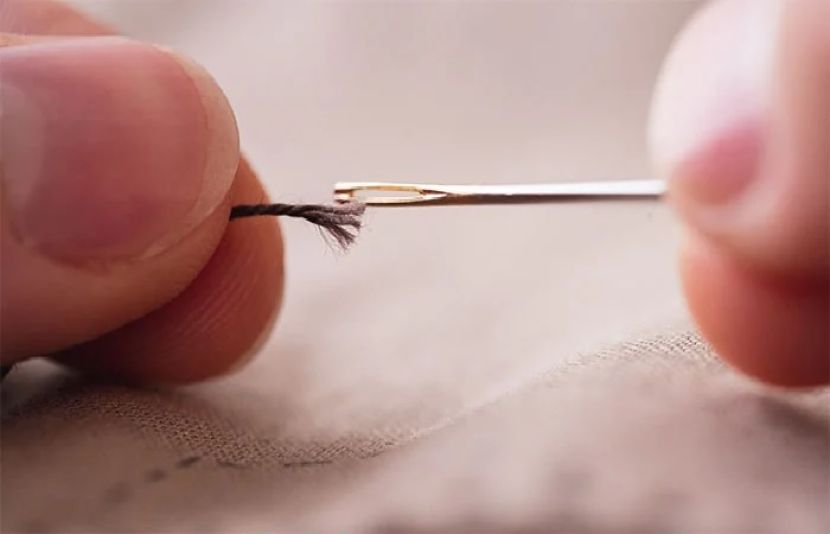 سوئی میں دھاگا ڈالنے کا آسان ترین طریقہ جو آپ کو ضرور پسند آئے گا