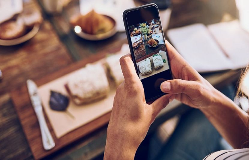 سائنس اور ٹیکنالوجی کے اس جدید دور میں زیادہ تر لوگ اپنی زندگی کا ایک بڑا حصہ اسکرینوں کے سامنے گزارتے ہیں