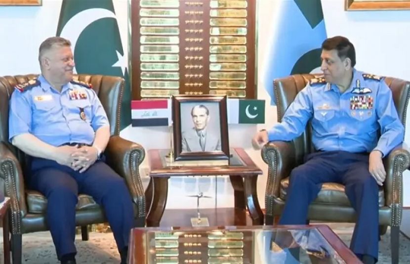 پاک فضائیہ کے سربراہ ایئر چیف مارشل ظہیر احمد بابر سدھو سے عراقی فضائیہ کے کمانڈر لیفٹیننٹ جنرل اسٹاف پائلٹ موحنّد غالب محمد رعدی الاسدی ملاقات کر رہے ہیں
